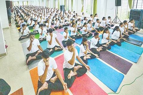  ಆಳ್ವಾಸ್ ಪ್ರಕೃತಿ ಚಿಕಿತ್ಸಾ ಕಾಲೇಜಿನಲ್ಲಿ ಯೋಗ ಮಹೋತ್ಸವ ಕಾರ್ಯಕ್ರಮವನ್ನು ಆಯೋಜಿಸಲಾಯಿತು.