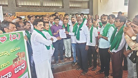  ಮೂಡುಬಿದಿರೆಯಲ್ಲಿ ಹಸು, ಹಾಲಿನೊಂದಿಗೆ ರೈತರು ಜಾಗೃತಿ ಜಾಥಾ, ಪ್ರತಿಭಟನೆ ನಡೆಸಿದರು. ರೈತ ಹೋರಾಟಗಾರ ಶಾಂತಿ ಪ್ರಸಾದ್ ಹೆಗ್ಡೆ, ರೈತ ಮುಖಂಡ ವಲೇರಿಯನ್ ಕುಟಿನ್ಹೊ, ಜಿಲ್ಲಾ ಪ್ರಧಾನ ಕಾರ್ಯದರ್ಶಿ ಪ್ರವೀಣ್ ಭಂಡಾರಿ ಮೊದಲಾದವರಿದ್ದರು.  