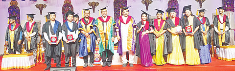 ಆಳ್ವಾಸ್ ಶಿಕ್ಷಣ ಪ್ರತಿಷ್ಠಾನದ ವಿದ್ಯಾರ್ಥಿಗಳ ಪದವಿ ಪ್ರದಾನ ಸಮಾರಂಭದಲ್ಲಿ ಐದು ಮಂದಿ ವಿದ್ಯಾರ್ಥಿಗಳಿಗೆ ಪಿ.ಬಿ ಆಚಾರ್ಯ ಗೋಲ್ಡ್ ಹಾಗೂ ಸೀತಾರಾಮ್ ಜಿಂದಾಲ್ ಗೋಲ್ಡ್ ಅವಾರ್ಡ್ ನೀಡಿ ಗೌರವಿಸಲಾಯಿತು. ಪ್ರಮುಖರಾದ ಡಾ.ಕೆ.ಚಿನ್ನಪ್ಪ ಗೌಡ, ಡಾ.ಎಂ.ಮೋಹನ ಆಳ್ವ, ಡಾ.ಕುರಿಯನ್ ಮೊದಲಾದವರಿದ್ದರು.