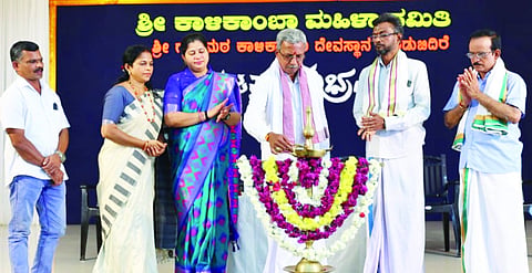 ಕಾಳಿಕಾಂಬಾ ಮಹಿಳಾ ಸಮಿತಿ ರಜತ ಸಂಭ್ರಮ ಜಿಲ್ಲಾಮಟ್ಟದ ಸಾಂಸ್ಕೃತಿಕ, ರಂಗೋಲಿ ಸ್ಪರ್ಧೆಯನ್ನು ಕ್ಷೇತ್ರದ ಆಡಳಿತ ಮೊಕ್ತೇಸರ ಬಾಲಕೃಷ್ಣ ಆಚಾರ್ಯ ದೀಪ ಬೆಳಗಿಸಿ ಉದ್ಘಾಟಿಸಿದರು.
