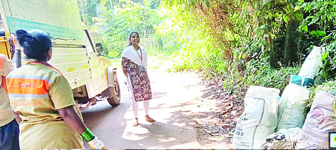 ದೊಡ್ಮನೆ ರಸ್ತೆ ಪ್ರದೇಶದಲ್ಲಿ ಪುರಸಭೆ ಪೌರಕಾರ್ಮಿಕರು ತ್ಯಾಜ್ಯದ ರಾಶಿ ತೆರವುಗೊಳಿಸಿದರು.