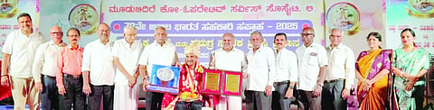  ಮೂಡುಬಿದಿರೆ ಕೋ-ಆಪರೇಟಿವ್ ಸರ್ವೀಸ್ ಸೊಸೈಟಿಯ ಕಲ್ಪವೃಕ್ಷ ಸಭಾಭವನದಲ್ಲಿ ನಡೆದ ಸಹಕಾರಿ ಸಪ್ತಾಹ ಸಂಭ್ರಮದಲ್ಲಿ ಅಭಿಜಿತ್ ಎಂ. ಅವರಿಗೆ ‘ಸಮಗ್ರ ಸಾಧಕ ಪ್ರಶಸ್ತಿ’ ನೀಡಿ ಗೌರವಿಸಲಾಯಿತು.