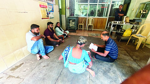 ತಾಕೋಡೆ ಹಾಲು ಸೊಸೈಟಿ ಅಧ್ಯಕ್ಷ, ಉಪಾಧ್ಯಕ್ಷ ಚುನಾವಣೆಯ ಸಂದರ್ಭ ಕೆಲವು ನಿರ್ದೇಶಕರು, ಸದಸ್ಯರು ಪ್ರತಿಭಟನೆ ನಡೆಸಿದರು.