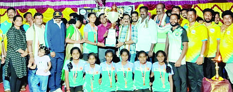 ನಿಡ್ಡೋಡಿಯಲ್ಲಿ ಜಿಲ್ಲಾಮಟ್ಟದ ವಾಲಿಬಾಲ್ ಪಂದ್ಯಾಟದಲ್ಲಿ ವಿವೇಕಾನಂದ ಮುಂಡಾಜೆ ಚಾಂಪಿಯನ್ ಪ್ರಶಸ್ತಿ ಪಡೆಯಿತು.