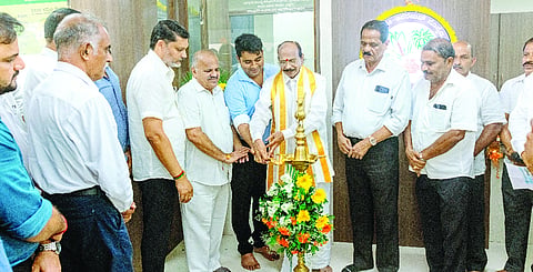  ಸ್ಥಳಾಂತರಿತ ವಿಜಯ ಕ್ರೆಡಿಟ್ ಕೋ-ಆಪರೇಟಿವ್ ಸೊಸೈಟಿ ಮೂಡುಬಿದಿರೆ ಶಾಖೆಯನ್ನು ಆಳ್ವಾಸ್ ಶಿಕ್ಷಣ ಪ್ರತಿಷ್ಠಾನ ಮ್ಯಾನೇಜಿಂಗ್ ಟ್ರಸ್ಟಿ ವಿವೇಕ ಆಳ್ವ ಉದ್ಘಾಟಿಸಿದರು.