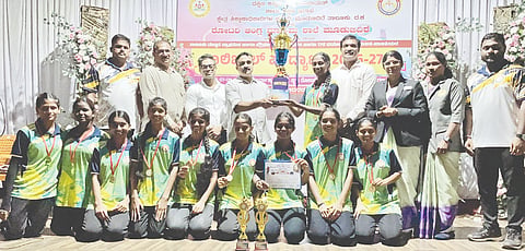  ತಾಲೂಕುಮಟ್ಟದ ವಾಲಿಬಾಲ್ ಪಂದ್ಯಾಟದ ವಿಜೇತರಿಗೆ ಬಹುಮಾನ ವಿತರಣೆ ಕಾರ್ಯಕ್ರಮದಲ್ಲಿ ಪ್ರಮುಖರಾದ ನಾಗರಾಜ್ ಬಿ., ಡಾ.ಆಶೀರ್ವಾದ್ ಎಂ.ಪಿ., ಪ್ರಜ್ವಲ್ ಆಚಾರ್ ಮತ್ತಿತರರಿದ್ದರು.