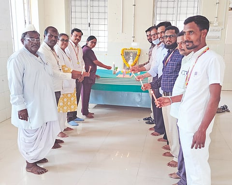ಮುದ್ದೇಬಿಹಾಳ ತಾಲೂಕು ಸರ್ಕಾರಿ ಆಸ್ಪತ್ರೆಯಲ್ಲಿ ಅಂತಾರಾಷ್ಟ್ರೀಯ ಶುಶ್ರೂಷಕರ ದಿನಾಚರಣೆ ಆಚರಿಸಲಾಯಿತು. ವೈದ್ಯಾಧಿಕಾರಿ ಡಾ. ರಂಗನಾಥ ವೈದ್ಯ, ಡಾ. ಪರುಶುರಾಮ ವಡ್ಡರ, ಡಾ. ದಿಗಂಬರ ಎಚ್, ಡಾ. ಶಿವಾನಂದ ನಾಡಗೌಡ. ಡಾ.ಹರಿರಾಮಕೃಷ್ಣನ್ ಇತರರಿದ್ದರು.