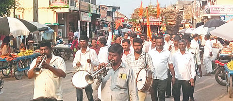 ಮುದ್ದೇಬಿಹಾಳ ತಾಲೂಕಿನ ಯಲಗೂರು ಗ್ರಾಮದ ಪ್ರಸಿದ್ಧ ಮಾರುತೇಶ್ವರ ದೇವಸ್ಥಾನದ ಗೋಶಾಲೆಯ ಗೋವುಗಳಿಗೆ ಜೋಳದ ಮೇವನ್ನು ಅಖಂಡ ಹಿಂದೂ ಮಹಾ ಸಮ್ಮೇಳನದ ಸಂಘಟಕರ ವತಿಯಿಂದ ಟ್ರ್ಯಾಕ್ಟರ್‌ನಲ್ಲಿ ಒಯ್ಯುತ್ತಿರುವುದು.
