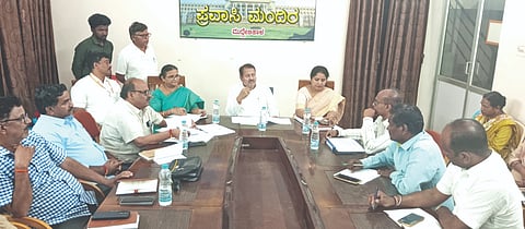ಮುದ್ದೇಬಿಹಾಳ ಪಟ್ಟಣದ ಪ್ರವಾಸಿ ಮಂದಿರದಲ್ಲಿ ಹಮ್ಮಿಕೊಂಡಿದ್ದ ಕುಡಿಯುವ ನೀರಿನ ಸಮಸ್ಯೆಗಳ ಕುರಿತು ತಾಲೂಕು ಮಟ್ಟದ ಅಧಿಕಾರಿಗಳ ಮತ್ತು  ಪಿಡಿಒಗಳ ತುರ್ತು ಸಭೆಯನ್ನು ಶಾಸಕ ಸಿ.ಎಸ್. ನಾಡಗೌಡ ನೇತೃತ್ವದಲ್ಲಿ ಹಮ್ಮಿಕೊಳ್ಳಲಾಯಿತು. ತಹಸೀಲ್ದಾರ್ ಕೀರ್ತಿ ಚಾಲಕ, ತಾ.ಪಂ. ಇಒ ಸಂಗನಗೌಡ ಬಿರಾದಾರ, ತಾಳಿಕೋಟೆ ಇಒ ಅನಸೂಯಾ ಚಲವಾದಿ ಮತ್ತಿತರರಿದ್ದರು.