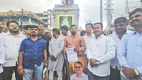 ಶಾಸಕ ಸಿ.ಎಸ್. ನಾಡಗೌಡ ಅಪ್ಪಾಜಿ ಅವರಿಗೆ ಸಚಿವ ಸ್ಥಾನ ನೀಡದ ಹಿನ್ನೆಲೆ ಕಾಂಗ್ರೆಸ್ ಹೈಕಮಾಂಡ್ ವಿರುದ್ಧ ಸ್ಥಳೀಯ ಕಾಂಗ್ರೆಸ್ ಮುಖಂಡರು ಹಾಗೂ ಕಾರ್ಯಕರ್ತರು ಸೋಮವಾರ ಪಟ್ಟಣದ ಬಸವೇಶ್ವರ ವೃತ್ತದಲ್ಲಿ ಪ್ರತಿಭಟನೆ ನಡೆಸಿ ಆಕ್ರೋಶ ವ್ಯಕ್ತಪಡಿಸಿದರು. ಮೆಹಬೂಬ ಗೋಳಸಂಗಿ, ರಫೀಕ್ ಶಿರೋಳ ಮತ್ತಿತರರಿದ್ದರು.