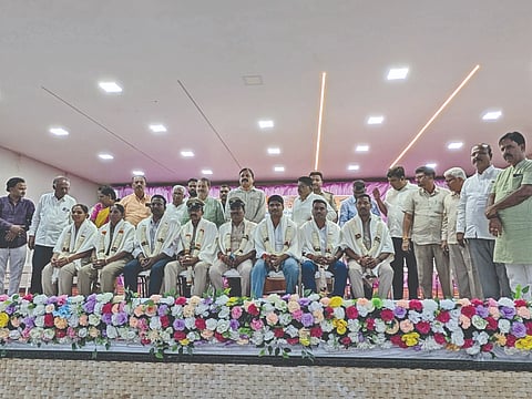 ಮುದ್ದೇಬಿಹಾಳ ಪಟ್ಟಣದ ಟಾಪ್ ಇನ್ ಟೌನ್ ಹಾಲ್‌ನಲ್ಲಿ ಶನಿವಾರ ಪೊಲೀಸ್ ಇಲಾಖೆಯ ಸಿಬ್ಬಂದಿ ಹಾಗೂ ಅಂಜುಮನ್ ಸಂಸ್ಥೆಯ ಚುನಾವಣೆಯಲ್ಲಿ ಆಯ್ಕೆಯಾದ ಸದಸ್ಯರಿಗೆ ಹಮ್ಮಿಕೊಂಡಿದ್ದ ಅಭಿನಂದನಾ ಸಮಾರಂಭವನ್ನು ಹಮ್ಮಿಕೊಳ್ಳಲಾಯಿತು. ಅಬ್ದುಲ್ ಗಫೂರಸಾಬ ಮಕಾನದಾರ, ಪ್ರಭುರಾಜ ಕಲಬುರ್ಗಿ, ಬಿ.ಕೆ. ಬಿರಾದಾರ ಮತ್ತಿತರರಿದ್ದರು.