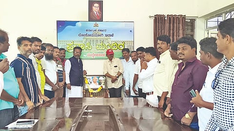 ಮುದ್ದೇಬಿಹಾಳ ಪಟ್ಟಣದ ಪ್ರವಾಸಿ ಮಂದಿರದಲ್ಲಿ ಶುಕ್ರವಾರ ಏರ್ಪಡಿಸಿದ್ದ ಪತ್ರಿಕಾ ದಿನಾಚರಣೆ, ಹಿರಿಯ ಪತ್ರಕರ್ತರಿಗೆ ಸನ್ಮಾನ ಹಾಗೂ ಜಿಲ್ಲಾ ಘಟಕ ಒದಗಿಸಿದ ಬ್ಯಾಗ್‌ಗಳ ವಿತರಣಾ ಸಮಾರಂಭ ನಡೆಯಿತು. ಡಿ.ಬಿ. ವಡವಡಗಿ, ಬಸವರಾಜ ಹುಲಗಣ್ಣಿ, ಮುತ್ತು ಬೀರಗೊಂಡ ಮತ್ತಿತರರಿದ್ದರು.