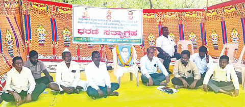 ಮುದ್ದೇಬಿಹಾಳ ಪಟ್ಟಣದ ನಗರದ ನಿವಾಸಿಗಳು ಮನೆಯ ಹಕ್ಕು ಪತ್ರ ನೀಡುವಂತೆ ಆಗ್ರಹಿಸಿ ತಹಸೀಲ್ದಾರ ಕಚೇರಿ ಆವರಣದಲಿ  ಅನಿರ್ದಿಷ್ಟಾವಧಿ ಧರಣಿ ನಡೆಸುತ್ತಿದ್ದಾರೆ. ರಿಯಾಜ್ ಇಸ್ಮಾಯಿಲ್‌ಸಾಬ್ ಉಣ್ಣಿಬಾವಿ, ಶ್ರೀವಿಷ್ಣು ಗಂಗಾಪೂರ, ಬಸವರಾಜ ಕೋಳೂರ ಮತ್ತಿತರರಿದ್ದರು.
