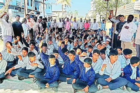 ಜಿಗಳಿ ರಸ್ತೆ ಡಾಂಬರೀಕರಣ ನಿಧಾನಗತಿಯಲ್ಲಿದ್ದು ತುರ್ತಾಗಿ ಕೆಲಸ ಮಾಡುವಂತೆ ಆಗ್ರಹಿಸಿ ನಾಗರಿಕರು, ಶಾಲಾ ಮಕ್ಕಳು ಸೋಮವಾರ ಮಲೇಬೆನ್ನೂರು ಪಟ್ಟಣದಲ್ಲಿ ಪ್ರತಿಭಟನೆ ನಡೆಸಿದರು. ನೌಫಲ್, ಚಿಟ್ಟಕ್ಕಿ ನಾಗರಾಜ್, ಒ.ಜಿ. ರುದ್ರಗೌಡ, ನಯಾಜ್, ನ್ಯಾಮತಿ ಚಂದ್ರಣ್ಣ ಕೊಪ್ಪದ ಗಿರೀಶ್ ಇತರರಿದ್ದರು.