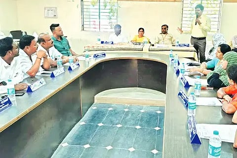 ಮಲೇಬೆನ್ನೂರು ಪಟ್ಟಣದಲ್ಲಿ ಬುಧವಾರ ಪುರಸಭೆಯ ಸಾಮಾನ್ಯ ಸಭೆಯು ಪ್ರಭಾರ ಅಧ್ಯಕ್ಷೆ ಅಕ್ಕಮ್ಮ ಭಾನುವಳ್ಳಿ ಸುರೇಶ್ ಅವರ ನೇತೃತ್ವದಲ್ಲಿ ನಡೆಯಿತು. ಭೋವಿ ಶಿವು, ರವಿಪ್ರಕಾಶ್ ಹಾಗೂ ಪುರಸಭೆ ಸದಸ್ಯರು ಇದ್ದರು. gambling