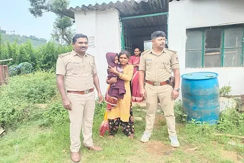 ಮೂಡಿಗೆರೆ ತಾಲೂಕಿನ ಕೆಳಗೂರು ಎಸ್ಟೇಟ್‌ನಲ್ಲಿ ಕಾಣೆಯಾಗಿದ್ದ ಮಗುವನ್ನು ಪತ್ತೆಹಚ್ಚಿದ ಪೊಲೀಸರು ಪಾಲಕರಿಗೆ ಒಪ್ಪಿಸಿದರು. ವೃತನಿರೀಕ್ಷಕ ರಾಜಶೇಖರ್, ಪಿಎಸ್‌ಐ ದಿಲೀಪ್‌ಕುಮಾರ್ ಇದ್ದರು.