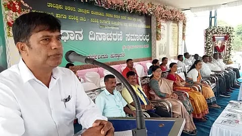ಮೂಡಿಗೆರೆಯಲ್ಲಿ ನಡೆದ ಸಂವಿಧಾನ ದಿನಾಚರಣೆಯಲ್ಲಿ ಪ್ರಗತಿಪರ ಚಿಂತಕ ಮರಗುಂದ ಪ್ರಸನ್ನ ಮಾತನಾಡಿದರು. ಎಸ್.ಅಶ್ವಿನಿ, ದಯಾವತಿ, ಮೀನಾಕ್ಷಿ, ಹೊಸಕೆರೆ ರಮೇಶ್, ಯು.ಬಿ.ಮಂಜಯ್ಯ, ಲೋಕವಳ್ಳಿ ರಮೇಶ್, ಗಿರೀಶ್, ಪಿ.ಕೆ.ಮಂಜುನಾಥ್ ಇತರರಿದ್ದರು.