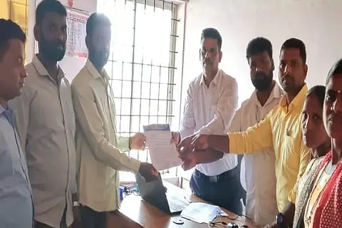 ಮೂಡಿಗೆರೆ ತಾಲೂಕಿನ ಮಾಕೋನಹಳ್ಳಿ ಪಿಡಿಒ ಸುಧೀರ್‌ಗೆ ಡಿಎಸ್‌ಎಸ್ ಪದಾಧಿಕಾರಿಗಳು ಮನವಿ ಸಲ್ಲಿಸಿದರು. ಸುಂದರೇಶ್, ಪೂರ್ಣೇಶ್, ಸತೀಶ್, ಧರ್ಮೇಶ್, ನಾಗರತ್ನಾ ಇತರರಿದ್ದರು.