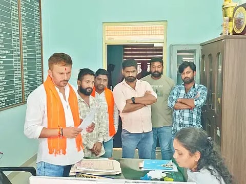 ಮೂಡಿಗೆರೆಯಲ್ಲಿ ವಿಹಿಂಪ ಮತ್ತು ಬಜರಂಗದಳದಿಂದ ತಹಸೀಲ್ದಾರ್ ಎಸ್.ಅಶ್ವಿನಿಗೆ ಮನವಿ ಸಲ್ಲಿಸಲಾಯಿತು. ಸುದೇವ್ ಗುತ್ತಿ, ಅಭಿಲಾಷ್, ಪ್ರಶಾಂತ್, ಸಂತೋಷ್, ರಾಘವೇಂದ್ರ, ಯತೀಶ್ ಇತರರಿದ್ದರು.