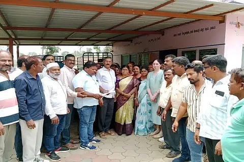 ಮೂಡಿಗೆರೆ ತಾಲೂಕಿನ ಹಳೇ ಮೂಡಿಗೆರೆ ಗ್ರಾಪಂ ಆಡಳಿತಾಧಿಕಾರಿ ಮೀನಾಕ್ಷಿಗೆ ಹಿತರಕ್ಷಣಾ ಸಮಿತಿ ಮುಖಂಡರು ಮನವಿ ಸಲ್ಲಿಸಿದರು. ಎಲ್.ಬಿ.ರಮೇಶ್, ಎಂ.ಆರ್.ಜಗದೀಶ್, ಮಹಮ್ಮದ್ ಜುಬೇರ್, ಸಫಿಯಾ, ಜ್ಯೋತಿ ಸಾಲ್ದಾನ ಇತರರಿದ್ದರು.
