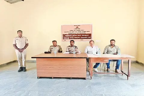  ಮೂಡಿಗೆರೆ ಮತ್ತು ಕಳಸ ತಾಲೂಕಿನ ರೆಸಾರ್ಟ್ ಮತ್ತು ಹೋಂಸ್ಟೇ ಮಾಲೀಕರ ಸಭೆ ಆಯೋಜಿಸಲಾಗಿತ್ತು. ಅಬಕಾರಿ ಉಪಾಧೀಕ್ಷಕ ಟಿ.ಕೀರ್ತಿಕುಮಾರ್, ನಿರೀಕ್ಷಕ ನಾರಾಯಣ, ಜಿ.ಎಂ.ಜಗದೀಶ್, ರಾಘವೇಂದ್ರ ಇತರರಿದ್ದರು.
