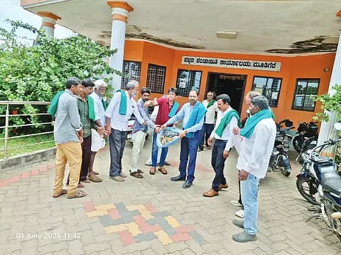 ಮೂಡಿಗೆರೆ ತಾಲೂಕಿನ ಬಣಕಲ್ ಗ್ರಾಮದಲ್ಲಿ ಭಂಡಾರಿ ಸಮಾಜದಿಂದ ನಡೆದ ಎಸ್ ಎಸ್ ಎಲ್ ಸಿ ವಿದ್ಯಾರ್ಥಿಗಳಿಗೆ ಪ್ರತಿಭಾ ಪುರಸ್ಕಾರದಲ್ಲಿ ಸುಧನ್ವಿ ಭಂಡಾರಿ ಅವರನ್ನು ಸನ್ಮಾನಿಸಲಾಯಿತು. ಷಣ್ಮುಖಾನಂದ ಭಂಡಾರಿ, ರಮೇಶ್ ಭಂಡಾರಿ, ಪಿ.ಕೆ.ರಾಜು, ಅರುಣಾ ರಾಜು, ಸುಜಾತ, ನಾರಾಯಣ ಭಂಡಾರಿ, ಪ್ರಕಾಶ್ ಭಂಡಾರಿ ಇತರರಿದ್ದರು.