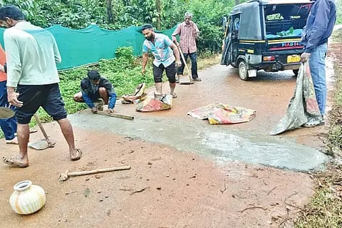 ಮೂಡಿಗೆರೆ ತಾಲೂಕು ಶುಭನಗರ ಗ್ರಾಮದ ನಿವಾಸಿಗಳು ಸಾರ್ವಜನಿಕ ರಸ್ತೆಯನ್ನು ದುರಸ್ತಿಪಡಿಸಿದರು.