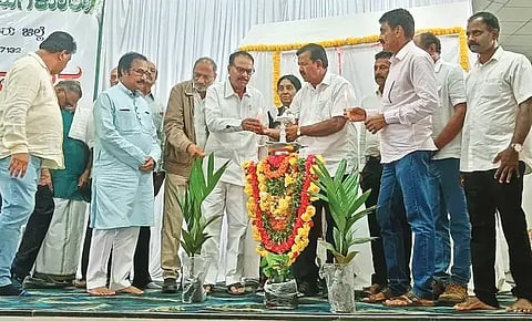 ಮೂಡಿಗೆರೆಯಲ್ಲಿ ರೈತ ಹಿತರಕ್ಷಣಾ ವೇದಿಕೆ ಆಯೋಜಿಸಿದ್ದ ರೈತ ಸಮಾವೇಶವನ್ನು ಎಂ.ಶಿವಪ್ರಸಾದ್, ಎಚ್.ಎಂ.ಪ್ರಸಾದ್ ಉದ್ಘಾಟಿಸಿದರು. ಬಿ.ಎಲ್.ಶಂಕರ್, ವೈಎಸ್‌ವಿ ದತ್ತ, ಎಚ್.ದೇವರಾಜ್, ಬಿ.ಕೆ.ಲಕ್ಷ್ಮಣ್‌ಕುಮಾರ್, ಸುರೇಶ್ ಇತರರಿದ್ದರು.