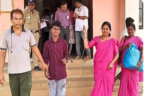 ಮೂಡಿಗೆರೆ ತಾಲೂಕಿನ ಬಣಕಲ್ ಪ್ರೌಢಶಾಲೆ ಪರೀಕ್ಷಾ ಕೇಂದ್ರಕ್ಕೆ ಅಸ್ವಸ್ಥಗೊಂಡ ವಿದ್ಯಾರ್ಥಿಯನ್ನು ಸಮಾಜ ಸೇವಕ ಆರಿಫ್, ಪೊಲೀಸ್ ಸಿಬ್ಬಂದಿ ಇಮ್ತಿಯಾಜ್ ಮತ್ತು ಆಶಾ ಕಾರ್ಯಕರ್ತೆಯರು ಕರೆದೊಯ್ದರು.