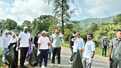 ಮೂಡಿಗೆರೆ ತಾಲೂಕಿನ ಚಾರ್ಮಾಡಿ ಘಾಟ್ ಹೆದ್ದಾರಿಯಲ್ಲಿ ಬಿದ್ದಿದ್ದ ಕಸವನ್ನು ಶಾಸಕಿ ನಯನಾ ಮೋಟಮ್ಮ ನೇತೃತ್ವದಲ್ಲಿ ತೆರವುಗೊಳಿಸಲಾಯಿತು. ದಯಾವತಿ, ಮಂಜುನಾಥ್, ದಿಲೀಪ್‌ಕುಮಾರ್, ಸಿಂಚನಾ ಇತರರಿದ್ದರು.