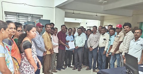 ಮುಧೋಳದಲ್ಲಿ ಎಸ್‌ಎಸ್‌ಎಲ್‌ಸಿ ಗಣಿತ ಪ್ರಶ್ನೆಪತ್ರಿಕೆ ಗೊಂದಲ ಕುರಿತು ಕ್ರಮ ಕೈಗೊಳ್ಳುವಂತೆ ಆಗ್ರಹಿಸಿ ಕರ್ನಾಟಕ ರಾಜ್ಯ ಪ್ರೌಢಶಾಲಾ ಸಹ ಶಿಕ್ಷಕರ ಸಂಘದ ತಾಲೂಕು ಅಧ್ಯಕ್ಷ ಪಿ.ಎಲ್. ಬಗಲಿ ಅವರು ಬಿಇಒ ಸಮೀರ ಮುಲ್ಲಾ ಅವರಿಗೆ ಮನವಿ ಸಲ್ಲಿಸಿದರು. ಪದಾಧಿಕಾರಿಗಳಾದ ಸಿ.ಎಸ್. ಶೆಟ್ಟರ್, ಪ್ರಕಾಶ ಗಾಡಗೂಳಿ, ಶುಭಾ ಕಟ್ಟಿ, ಐ.ಎಚ್. ಗಸ್ತಿ, ಪ್ರಕಾಶ್ ಯರಗಟ್ಟಿ ಇತರರಿದ್ದರು.