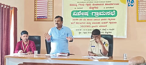 ಮುಧೋಳ ತಾಲೂಕಿನ ಮೆಳ್ಳಿಗೇರಿ ಗ್ರಾಮ ಪಂಚಾಯತಿ ಸಭಾ ಭವನದಲ್ಲಿ ನಡೆದ ವಿಶೇಷ ಗ್ರಾಮ ಸಭೆಯಲ್ಲಿ ಪಿಡಿಒ ರಾಜು ವಾರದ ಮಾತನಾಡಿದರು. ಆಡಳಿತಾಧಿಕಾರಿ ಹನುಮಂತ ಡೋಣಿ, ಸತ್ಯಪ್ಪ ಮಿರ್ಜಿ ಇತರರಿದ್ದರು.