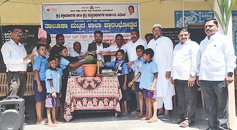  ಮುಧೋಳ ನಗರದಮಲ್ಲಮ್ಮನಗರ ಪಿಎಂ ಕರ್ನಾಟಕ ಪಬ್ಲಿಕ್ ಸ್ಕೂಲ್‌ನಲ್ಲಿ ಹಮ್ಮಿಕೊಂಡಿದ್ದ ತಾಲೂಕು ಮಟ್ಟದ ಶಾಲಾ ಪ್ರಾರಂಭೋತ್ಸವಕ್ಕೆ ಗಣ್ಯರು ಚಾಲನೆ ನೀಡಿದರು. ತಹಸೀಲ್ದಾರ್ ಡಾ.ಚಿಕ್ಕಪ್ಪ ನಾಯಕ, ಮಲ್ಲಿಕಾರ್ಜುನ ಅಂಬಿಗೇರ್, ಎಸ್.ಎಂ.ಮುಲ್ಲಾ, ಹನುಮಂತ ಅರಿಕೇರಿ, ಬಿಆರ್‌ಸಿಒ ಎ.ಆರ್. ಛಬ್ಬಿ, ಪ್ರಕಾಶ್ ಹೊಸಮನಿ ಇತರರಿದ್ದರು.