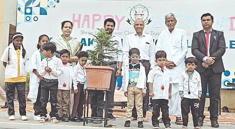 ಮುಧೋಳ ನಗರದ ಕೆ.ಆರ್. ಲಕ್ಕಂ ಮೆಮೋರಿಯಲ್ ಸಿಬಿಎಸ್‌ಇ ಶಾಲೆಯಲ್ಲಿ ಸೋಮವಾರ ಹಮ್ಮಿಕೊಂಡಿದ್ದ ರಾಷ್ಟ್ರೀಯ ವೈದ್ಯರ ದಿನಾಚರಣೆ ಹಾಗೂ ವೈದ್ಯಕೀಯ ಉಚಿತ ತಪಾಸಣಾ ಶಿಬಿರವನ್ನು ಡಾ.ವೈ.ಆರ್. ಹುಂಡೇಕರ್ ಉದ್ಘಾಟಿಸಿದರು. ಅಪ್ಪಾಸಾಹೇಬ ಲಕ್ಕಂ, ಸುನಂದಾ ಲಕ್ಕಂ, ಶಾಲೆಯ ಪ್ರಾಂಶುಪಾಲ ಡಾ.ಸರ್ರಾಜ್ ಖಾನ್ . ಕುಮಾರಿ ರಾಜೇಶ್ವರಿ ಮಾಂಗ ಇತರರಿದ್ದರು.