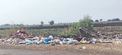  ಮುಧೋಳ ಸಮೀಪದ ಘಟಪ್ರಭಾ ನದಿ ತೀರದಲ್ಲಿ ತ್ಯಾಜ್ಯದ ರಾಶಿ ಬಿದ್ದಿರುವುದು.