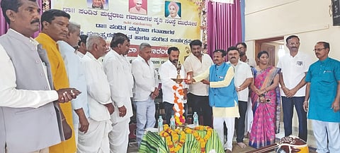 ಮುಧೋಳ ನಗರದ ಕಸಾಪ ಭವನದಲ್ಲಿ ಹಮ್ಮಿಕೊಂಡಿದ್ದ ಡಾ. ಪಂಡಿತ ಪುಟ್ಟರಾಜ ಗವಾಯಿಗಳ 16ನೇ ಪುಣ್ಯಸ್ಮರಣೋತ್ಸವ ಹಾಗೂ ಸಂಗೀತ ಕಾರ್ಯಕ್ರಮವನ್ನು ಗಣ್ಯರು ಉದ್ಘಾಟಿಸಿದರು. ಕಲಾವಿದ ಡಾ. ಕೆ.ಎನ್. ನಾಗೇಶ್, ಅನಂದ ಪೂಜಾರಿ, ಸದುಗೌಡ ಪಾಟೀಲ್, ಅಶೋಕ ಕುಲಕರ್ಣಿ, ಹನುಮಂತ ಸೋರಗಾಂವಿ, ಬಿ.ಎಚ್. ಬೀಳಗಿ, ಹನುಮಂತ ವಜ್ಜರಮಟ್ಟಿ ಇದ್ದರು.