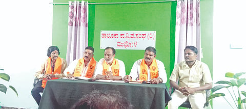 ಮುಧೋಳದಲ್ಲಿ ಶುಕ್ರವಾರ ಕರೆಯಲಾಗಿದ್ದ ಸುದ್ದಿಗೋಷ್ಠಿಯಲ್ಲಿ ಕರ್ನಾಟಕ ಶಿವಸೇನೆಯ ರಾಜ್ಯ ವಕ್ತಾರ ಎಸ್. ಭಾಸ್ಕರನ್ ಮಾತನಾಡಿದರು. ಪಕ್ಷದ ಪದಾಧಿಕಾರಿಗಳಾದ ಅಮರ ವೈ.ಡಿ., ಅಶೋಕ ಚಲವಾದಿ, ರಾಕೇಶ ಚಲವಾದಿ, ಪ್ರಹ್ಲಾದ ನೂಲಿ, ಕಲ್ಮೇಶ ರೂಗಿ, ಪ್ರಕಾಶ ಅಣ್ಣಿಗೇರಿ, ಪ್ರಭು ಹುಂಡೇಕಾರ, ಪರಶು ಶಿಂಧೆ ಇದ್ದರು.