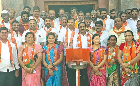  ಮುಧೋಳ ನಗರದ ಗಣೇಶ ಮಂದಿರದಲ್ಲಿ ಬಿಜೆಪಿ ನಗರ ಹಾಗೂ ಗ್ರಾಮೀಣ ಮಂಡಲದ ವತಿಯಿಂದ ವಿಶೇಷ ಪೂಜೆ, ಅಭಿಷೇಕ ಮತ್ತು ಮಹಾ ಆರತಿಯನ್ನು ನೆರವೇರಿಸಲಾಯಿತು. ಅರುಣ ಕಾರಜೋಳ, ಸಂಗಣ್ಣಗೌಡ ಕಾತರಕಿ, ಕರಬಸಯ್ಯ ಹಿರೇಮಠ, ಗುರುಪಾದ ಕುಳಲಿ ಇತರರಿದ್ದರು.
