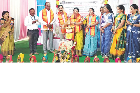 ಮುದಗಲ್‌ನ ರಾಮಲಿಂಗೇಶ್ವರ ದೇವಸ್ಥಾನದಲ್ಲಿ ತಾಲೂಕು ಮಟ್ಟದ ಮಹಿಳಾ ವಿಚಾರಗೋಷ್ಠಿಯನ್ನು ಗ್ರಾಮೀಣಾಭಿವೃಧ್ಧಿ ಸಂಸ್ಥೆಯ ಪ್ರಾದೇಶಿಕ ನಿರ್ದೇಶಕ ಜೆ.ಚಂದ್ರಶೇಖರ ಉದ್ಘಾಟಿಸಿದರು. ಉಪನ್ಯಾಸಕಿ ಶರಣ್ಯಾ ಹರೀಶ ಅಂಗಡಿ, ಜಿಲ್ಲಾ ಜನಜಾಗೃತಿ ವೇದಿಕೆ ಅಧ್ಯಕ್ಷೆ ಶಶಿಕಲಾ ಭೋವಿ, ಉಪಾಧ್ಯಕ್ಷೆ ತೋಟಮ್ಮ ಪ್ರಮುಖರಾದ ಗ್ಯಾನನಗೌಡ ನಾಗಲಾಪುರ, ಆಂಜನೇಯ ಇತರರಿದ್ದರು.