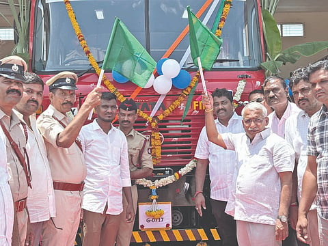 ಮುಧೋಳದ ಅಗ್ನಿಶಾಮಕ ಠಾಣೆಯಲ್ಲಿ ನೂತನ ಅಗ್ನಿಶಾಮಕ ವಾಹನಕ್ಕೆ ಶಾಸಕ ಆರ್.ಬಿ. ತಿಮ್ಮಾಪೂರ ಹಸಿರು ನಿಶಾನೆ ತೋರಿಸಿ ಚಾಲನೆ ನೀಡಿದರು. ಮುಧೋಳ ಬ್ಲಾಕ್ ಕಾಂಗ್ರೆಸ್ ಅಧ್ಯಕ್ಷ ಸದುಗೌಡ ಪಾಟೀಲ, ಅಶೋಕ ಕಿವಡಿ, ರಾಘು ಮೋಕಾಸಿ ಇತರರಿದ್ದರು.