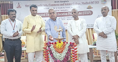  ಮುಧೋಳದ ಎಸ್.ಆರ್. ಕಂಠಿ ಮಹಾವಿದ್ಯಾಲಯದಲ್ಲಿ ನೂತನವಾಗಿ ಆರಂಭಗೊಂಡ ಐಟಿಇಪಿ ಶಿಕ್ಷಕರ ತರಬೇತಿ ವಿಭಾಗವನ್ನು ಚಿತ್ರದುರ್ಗದ ಸಂಸದ ಗೋವಿಂದ ಕಾರಜೋಳ ಉದ್ಘಾಟಿಸಿದರು. ಡಾ. ವೀರಣ್ಣ ಚರಂತಿಮಠ ಇದ್ದರು.