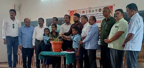 ಮುಧೋಳದ ರನ್ನ ಸರ್ಕಾರಿ ಹಿರಿಯ ಪ್ರಾಥಮಿಕ ಶಾಲೆಯಲ್ಲಿ ಹಮ್ಮಿಕೊಂಡಿದ್ದ ಹಿಮೋಗ್ಲೋಬಿನ್ ತಪಾಸಣಾ ಕಾರ್ಯಕ್ರಮವನ್ನು ತಹಸೀಲ್ದಾರ್ ಡಾ. ಚಿಕ್ಕಪ್ಪ ನಾಯಕ ಉದ್ಘಾಟಿಸಿದರು. ಎಚ್.ಎಂ. ಪಾಟೀಲ, ಲಿಂಬಾಜಿ ಬಿ. ವಾಡ್ಕರ, ಮಲ್ಲಿಕಾರ್ಜುನ ಜಂಬಗಿ, ಮಹೇಶ ದೇಮಶೆಟ್ಟಿ ಇತರರಿದ್ದರು.