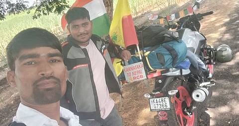  ಬೈಕ್ ಮೂಲಕ ದೇಶ ಸುತ್ತಿದ ವಜ್ಜರಮಟ್ಟಿಯ ಯುವಕರು.