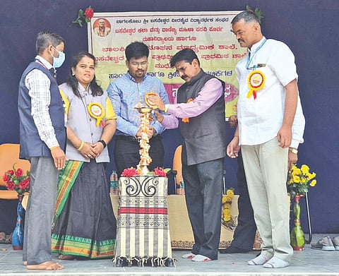 ಮುಧೋಳ ನಗರದ ಬಿವಿವಿ ಸಂಘದ ಬಸವೇಶ್ವರ ಪೂರ್ವ ಪ್ರಾಥಮಿಕ ಹಾಗೂ ಪ್ರಾಥಮಿಕ ಬಾಲಕಿಯರ ನೂತನ ಮಾಧ್ಯಮಿಕ ಶಾಲೆಯಲ್ಲಿ ಆಶ್ರಯದಲ್ಲಿ ಆಯೋಜಿಸಿದ್ದ ಕ್ರೀಡಾ ಹಾಗೂ ಸಾಂಸ್ಕೃತಿಕ ಚಟುವಟಿಕೆಗಳ ಉದ್ಘಾಟನಾ ಸಮಾರಂಭವನ್ನು ಡಾ.ಅರವಿಂದ ಪಟ್ಟಣಶೆಟ್ಟಿ ಉದ್ಘಾಟಿಸಿದರು. ರುಕ್ಮಿಣಿ ಮಾನೆ, ಎಂ.ಎ.ಮೊರೆ,  ಜೆ.ಜಿ.ಕಟ್ಟಿಮನಿ ಇತರರಿದ್ದರು.