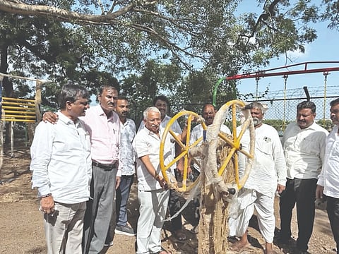  ಮುಧೋಳದ ವೆಂಕಟೇಶ ಮಹಾರಾಜಾ ಕೆರೆ ಆವರಣದಲ್ಲಿ ನಿರ್ಮಾಣವಾಗುತ್ತಿರುವ ಓಪನ್ ಜಿಮ್ ಕಾಮಗಾರಿ ಸ್ಥಳಕ್ಕೆ ಶಾಸಕ ಆರ್.ಬಿ. ತಿಮ್ಮಾಪೂರ ಹಾಗೂ ಮುಖಂಡರಾದ ಅಶೋಕ ಕಿವಡಿ, ಸದುಗೌಡ ಪಾಟೀಲ್, ಸಂಗಪ್ಪ ಇಮ್ಮನವರ, ರಾಜುಗೌಡ ಪಾಟೀಲ್, ಮುದಕಣ್ಣ ಅಂಬಿಗೇರ ನೀಡಿ ಪರಿಶೀಲಿಸಿದರು.