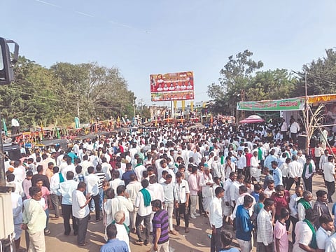  ಮುಧೋಳ ನಗರದ ಸಂಗೊಳ್ಳಿ ರಾಯಣ್ಣ ಸರ್ಕಲ್ ಬಳಿ ವಿಜಯಪುರ- ಬೆಳಗಾವಿ ರಾಜ್ಯ ಹೆದ್ದಾರಿಯಲ್ಲಿ ರಸ್ತೆ ತಡೆ ಮಾಡಿ ಪ್ರತಿಭಟಿಸಿದರು. ಬಸವಂತ ಕಾಂಬಳೆ, ದುಂಡಪ್ಪ ಯರಗಟ್ಟಿ, ಮುತ್ತಪ್ಪ ಕೋಮಾರ, ಮಹೇಶಗೌಡ ಪಾಟೀಲ ಇದ್ದರು.
