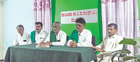 ಮುಧೋಳದ ಕಾನಿಪ ಭವನದಲ್ಲಿ ಶನಿವಾರ ಹಮ್ಮಿಕೊಂಡಿದ್ದ ಸುದ್ದಿಗೋಷ್ಠಿಯಲ್ಲಿ ರೈತ ಸಂಘದ ಜಿಲ್ಲಾ ಅಧ್ಯಕ್ಷ ಬಸವಂತ ಕಾಂಬಳೆ ಮಾತನಾ ಡಿದರು. ಕಬ್ಬು ಬೆಳೆಗಾರರ ಸಂಘದ ಮುಖಂಡ ದುಂಡಪ್ಪ ಯರಗಟ್ಟಿ, ಸುಭಾಸ ಶಿರಬೂರ, ಅಶೋಕ ಪಡಸಲಗಿ, ಸುರೇಶ ಚಿಂಚಲಿ ಇತರರಿದ್ದರು.
