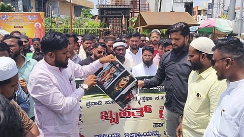 ಮುಧೋಳದ ಬಸವೇಶ್ವರ ವೃತ್ತದಲ್ಲಿ ಪ್ರವಾದಿ ನಿಂದನೆ ಖಂಡಿಸಿ ನಾಜಿಯಾ ಇಲಾಹಿ ಖಾನ್ ಅವರ ಭಾವಚಿತ್ರ ದಹಿಸಿ ಆಕ್ರೋಶ ವ್ಯಕ್ತಪಡಿಸಿದ ಪ್ರತಿಭಟನಾಕಾರರು. ಜಮೀರ್ ಬೇಗ್ ಜಮಾದಾರ, ಬಿಲಾಲ್ ಬಾಣದಾರ್, ರಾಜಭಕ್ಷ ಜಮಾದಾರ, ಇಸ್ಮಾಯಿಲ್ ವಾಲಿಕಾರ ಇತರರಿದ್ದರು.