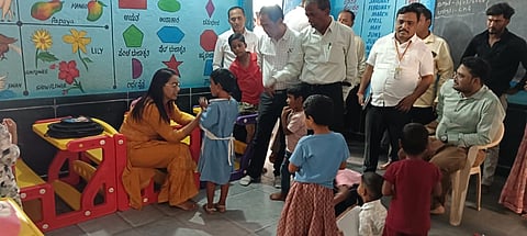 ಮುಧೋಳ ತಾಲೂಕಿನ ಮುಗಳಖೋಡ ಸರ್ಕಾರಿ ಶಾಲೆಗೆ ಭೇಟಿ ನೀಡಿ ಬಿಸಿಯೂಟ ಪ್ರಕರಣದ ಕುರಿತು ಸಹಾಯಕ ಆಯುಕ್ತೆ ಶ್ವೇತಾ ಬೀಡಿಕರ ಪರಿಶೀಲನೆ ನಡೆಸಿದರು. ಡಿಡಿಪಿಐ ಅಜೀತ ಮನ್ನಿಕೇರಿ, ತಹಸೀಲ್ದಾರ್ ಡಾ. ಚಿಕ್ಕಪ್ಪ ನಾಯಕ್ ಹಾಗೂ ಇತರ ಅಧಿಕಾರಿಗಳು ಇದ್ದರು.