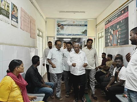  ಮುಧೋಳ ನಗರದ ಸರ್ಕಾರಿ ತಾಲೂಕು ಆಸ್ಪತ್ರೆಗೆ ಶಾಸಕ, ಮಾಜಿ ಸಚಿವ ಆರ್.ಬಿ. ತಿಮ್ಮಾಪೂರ ಶುಕ್ರವಾರ ದಿಢೀರ್ ಭೇಟಿ ನೀಡಿ ಪರಿಶೀಲನೆ ನಡೆಸಿದರು. ಸದುಗೌಡ ಪಾಟೀಲ, ಅಶೋಕ ಕಿವಡಿ, ಅಧಿಕಾರಿಗಳಿದ್ದರು.
